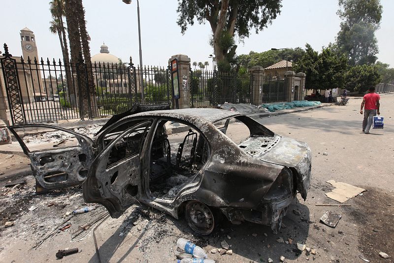 16 MUERTOS Y 200 HERIDOS EN CHOQUES ENTRE ISLAMISTAS Y OPOSITORES EN EL CAIRO