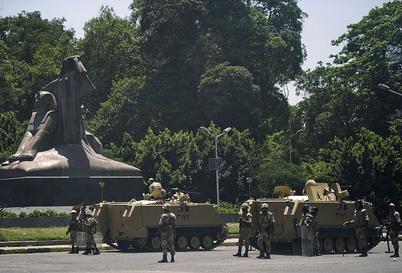 Tanques del ejército egipcio estacionados fuera del zoológico de Giza,