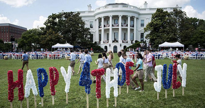   Los voluntarios llegan al jardín sur de la Casa Blanca el 4 de julio de 2013 en Washington. El país entero celebra el 237aniversario de la independencia de los Estados Unidos.