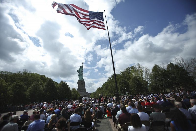 La gente asiste a la ceremonia de reapertura de la Estatua de la Libertad al público en Nueva York con motivo de la celebración del Día de la Independencia