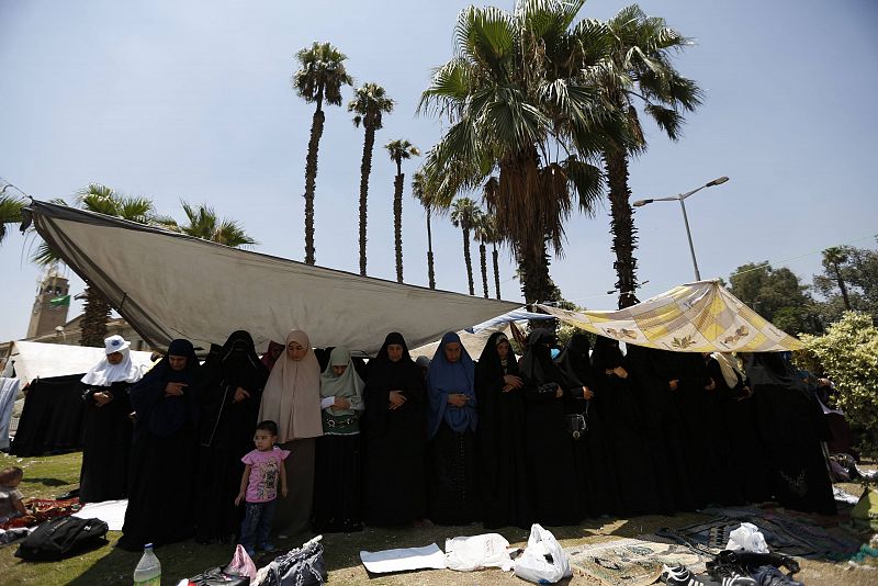 Mujeres partidarias de Morsi rezan en las inmediaciones de la universidad de El Cairo.