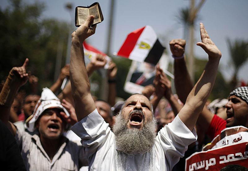 Un partidario de Morsi protesta en las calles de El Cairo.