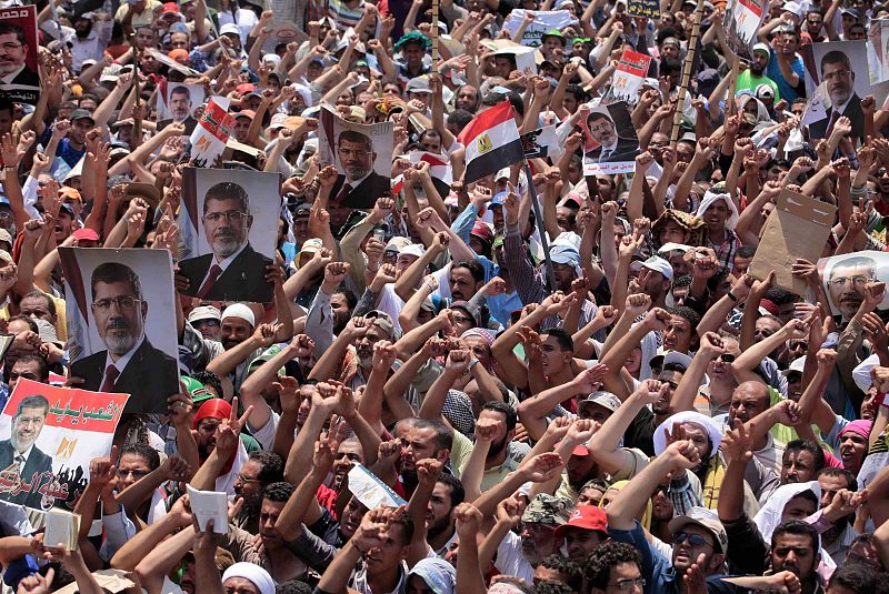 Al menos tres personas han muerto en los enfrentamientos entre partidarios de Mohamed Morsi y miembros del Ejército.