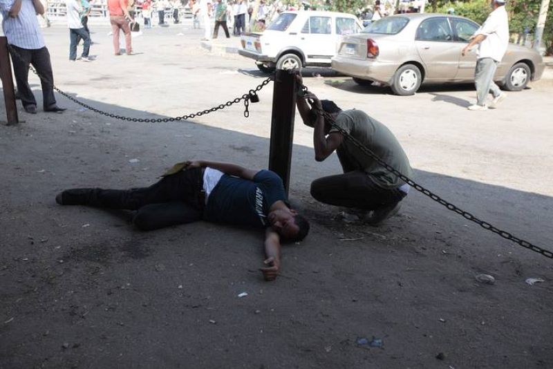 Los manifestantes tratan de recuperarse del gas lacrimógeno durante los enfrentamientos.