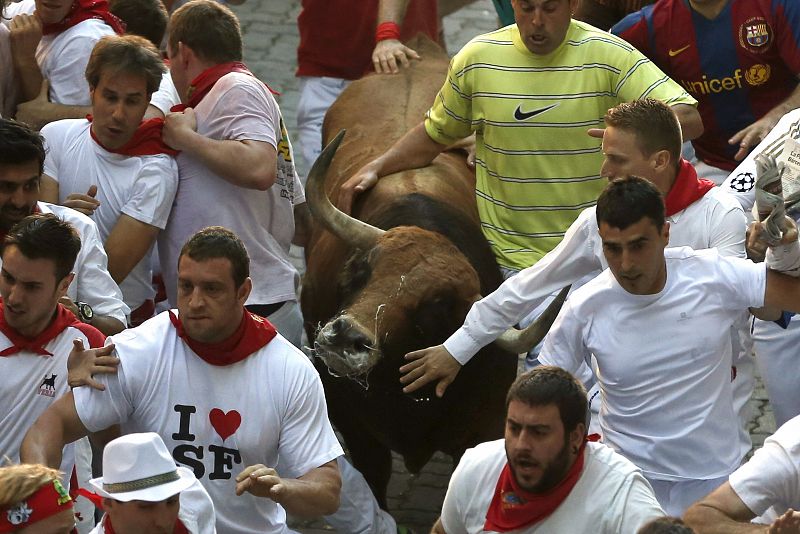 Los mozos corren delante de los toros de la ganadería toledana de Alcurrucén.