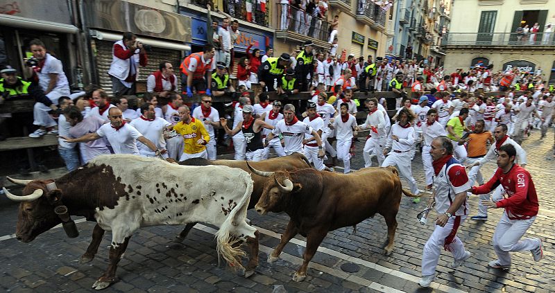 Cientos deturistas acuden al primer encierro de San Fermín 2013