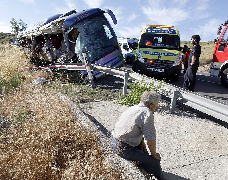 AL MENOS SIETE MUERTOS AL VOLCAR UN AUTOBÚS DE LÍNEA EN TORNADIZOS (ÁVILA)