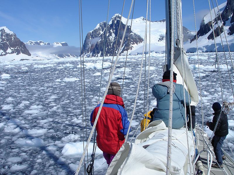 Barco en el canal Lemaire