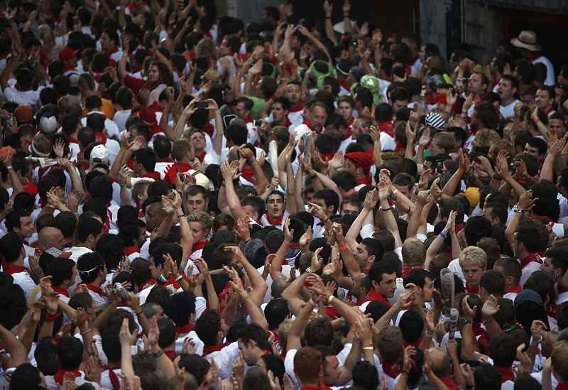 Los corredores esperan el inicio del segundo encierro de los Sanfermines 2013