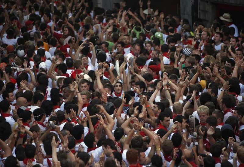 Los corredores esperan el inicio del segundo encierro de los Sanfermines 2013