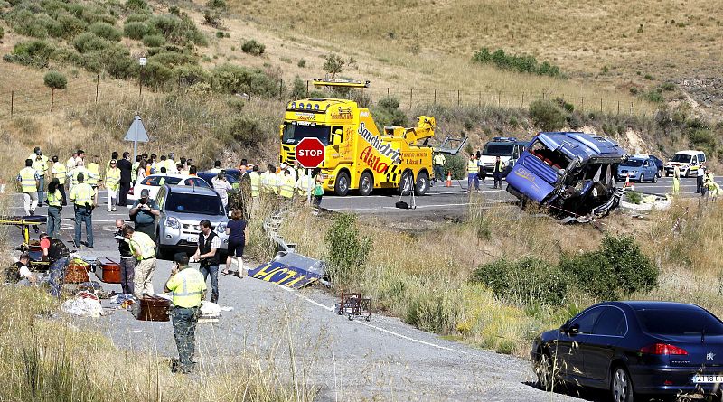 Personal de los servicios de emergencias en la carretera donde ha tenido lugar el accidente de autobús