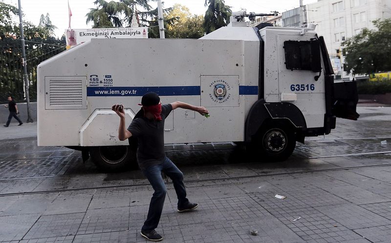 LA POLICÍA TURCA DESALOJA LA PLAZA TAKSIM DE ESTAMBUL