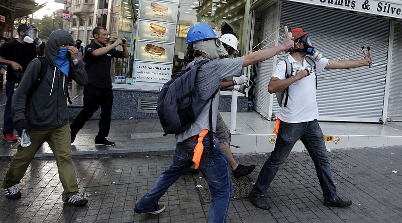 LA POLICÍA TURCA DESALOJA LA PLAZA TAKSIM DE ESTAMBUL