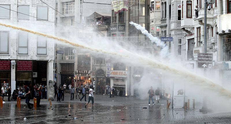 LA POLICÍA TURCA DESALOJA LA PLAZA TAKSIM DE ESTAMBUL