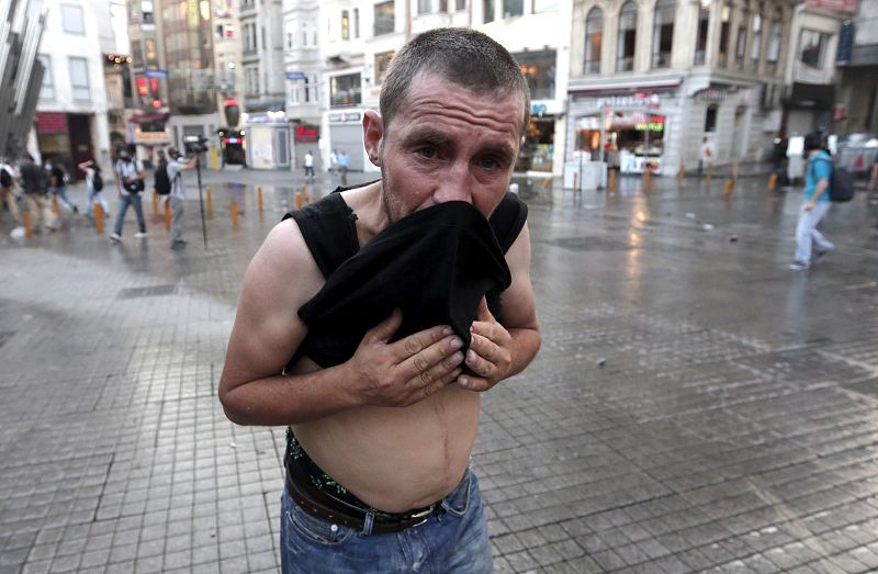 LA POLICÍA TURCA DESALOJA LA PLAZA TAKSIM DE ESTAMBUL