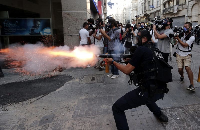 LA POLICÍA TURCA DESALOJA LA PLAZA TAKSIM DE ESTAMBUL