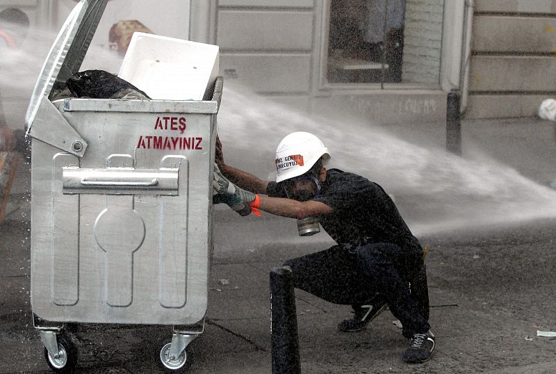 LA POLICÍA TURCA DESALOJA LA PLAZA TAKSIM DE ESTAMBUL