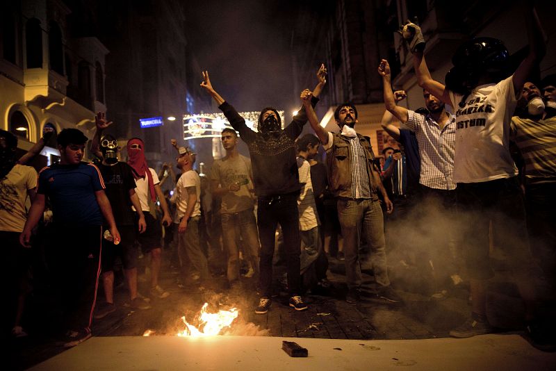 Manifestantes turcos gritan consignas al lado de una hoguera durante la protesta por el cierre del parque Gezi, a la que la policía antidisturbios respondió disparando balas de goma, gases lacrimógenos y cañones de agua.