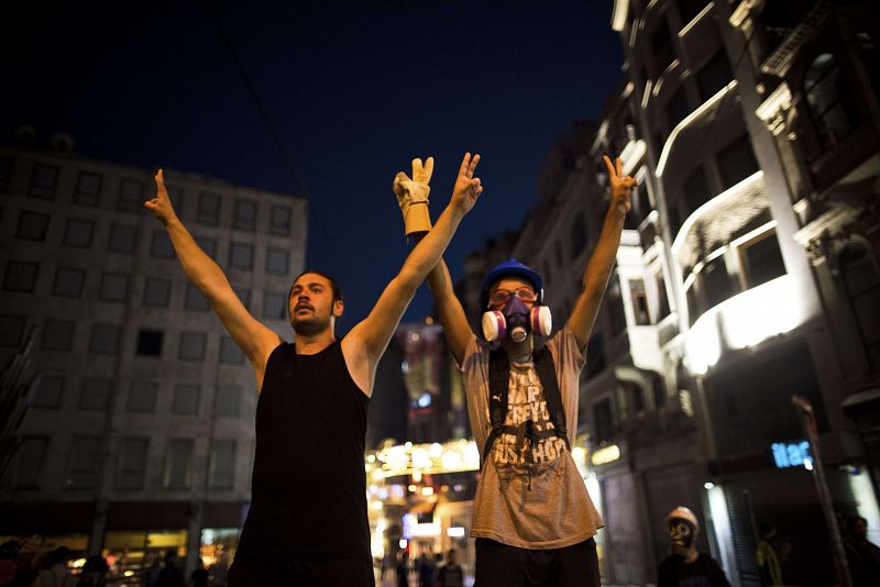 Dos manifestantes turcos alzan los brazos con el símbolo de la victoria durante la protesta en la avenida Istiklal.