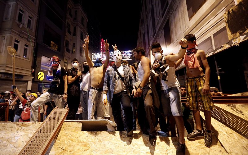 Los manifestantes turcos con elrostro cubierto durante las protestas contra el gobierno en la plaza Taksim de Estambul.