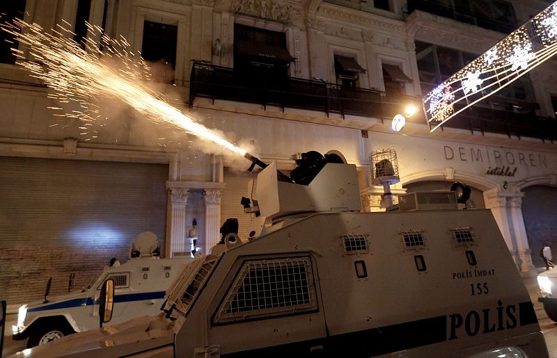 Un policía antidisturbios lanza gases lacrimógenos durante protestas contra el Gobierno en la plaza Taksim de Estambul.