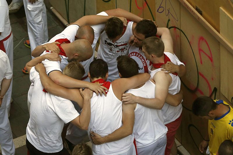 Los corredores se preparan, en la calle Estafeta de Pamplona, para el tercer encierro de los sanfermines