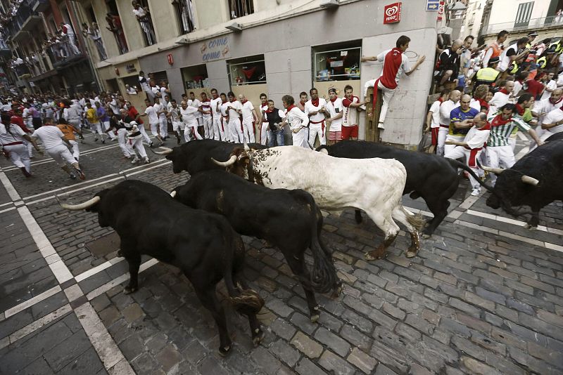 Los mozos corren, en el tramo de Mercaderes, delante de los toros de la ganadería salmantina de Valdefresno.