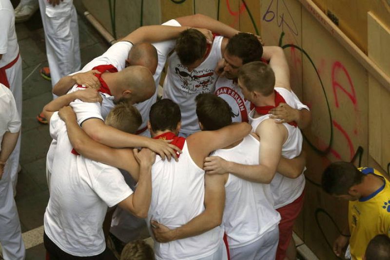 Los corredores se preparan, en la calle Estafeta de Pamplona, para el tercer encierro de los sanfermines