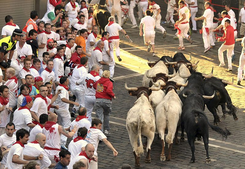 Los toros de la ganadería salmantina de Valdefresno a su paso por la Plaza Consistorial de Pamplona