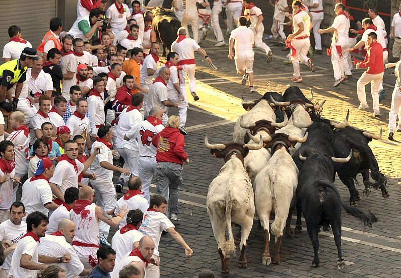 Los toros de la ganadería salmantina de Valdefresno a su paso por la Plaza Consistorial de Pamplona