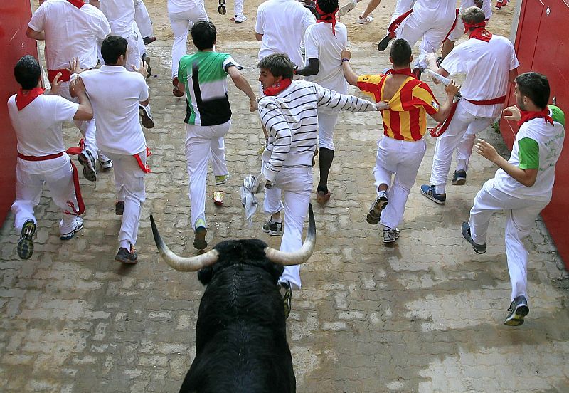 Un toro suelto en cabeza ya desde el primer tramo del recorrido ha sido el protagonista del tercer encierro