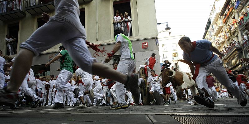 Los mozos corren delante de los Valdefresno en la esquina de estafeta