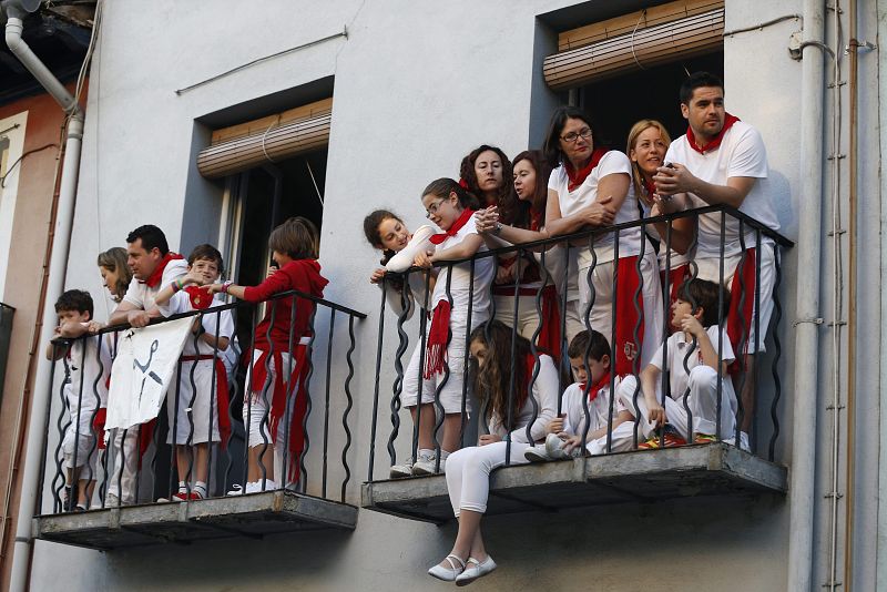 Dos balcones desde los cuales la gente observa el tercer encierro de los sanfermines, protagonizado por los toros de la ganadería salmantina de Valdefresno