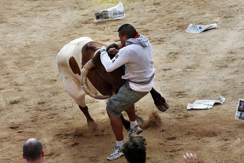 Un cabestro enviste contra un mozo en el tercer encierro de San Fermín 2013
