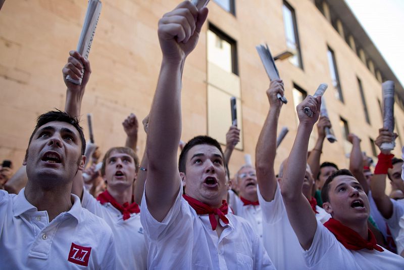 Cánticos a San Fermín antes del tercer encierro de la semana