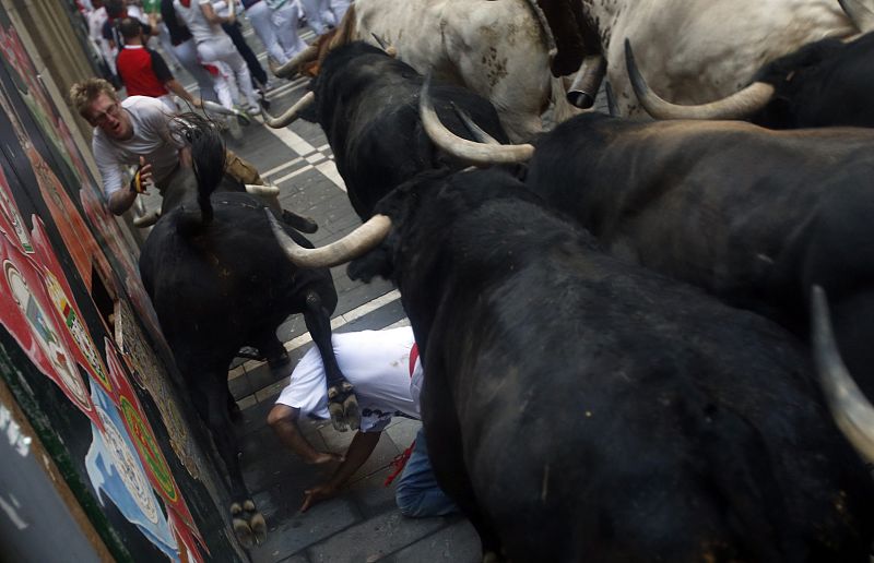 El joven estaba ayudando a un compañero a levantarse cuando se ha encontrado al toro de freente