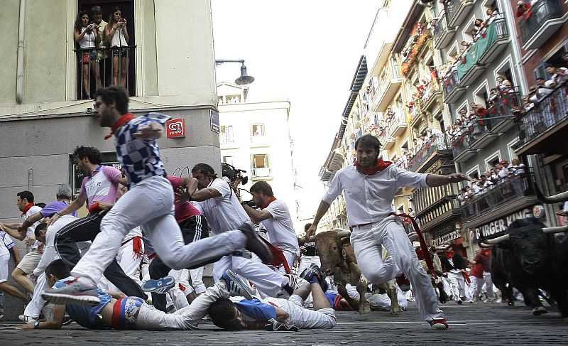Los corredores caen con cierto risego en la curva de la calle Estafeta