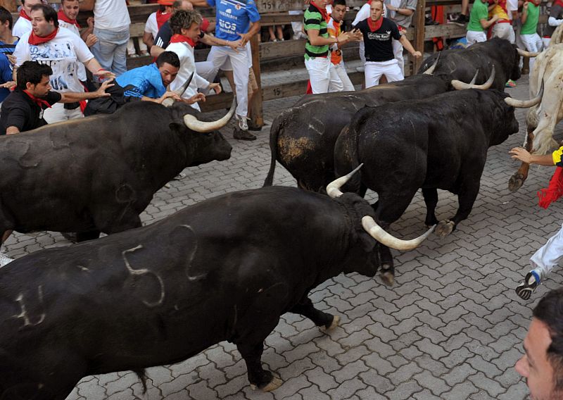 Los mozos corren en el tramo del callejón