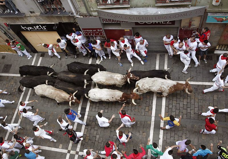 Vista aérea de la cuarta carrera de San Fermín a su paso por la calle Estafeta