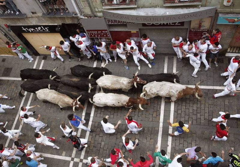 Vista aérea de la cuarta carrera de San Fermín a su paso por la calle Estafeta