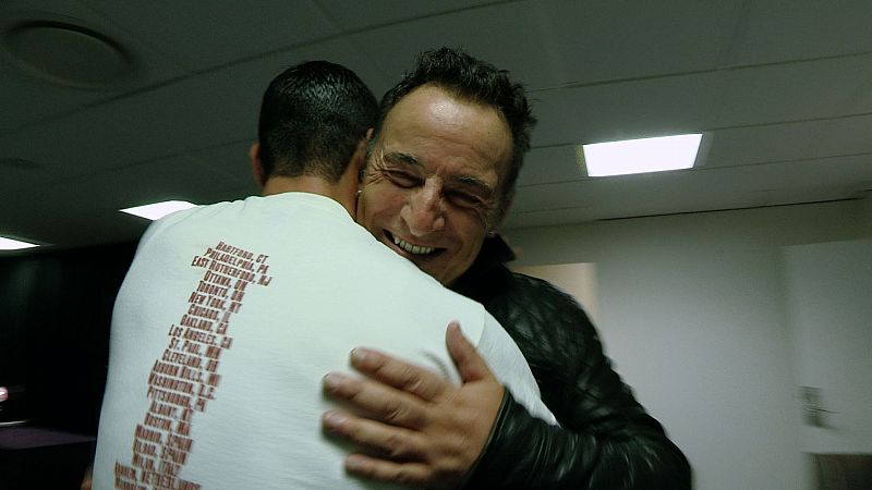 Fotografía del boss abrazando a uno de sus fans