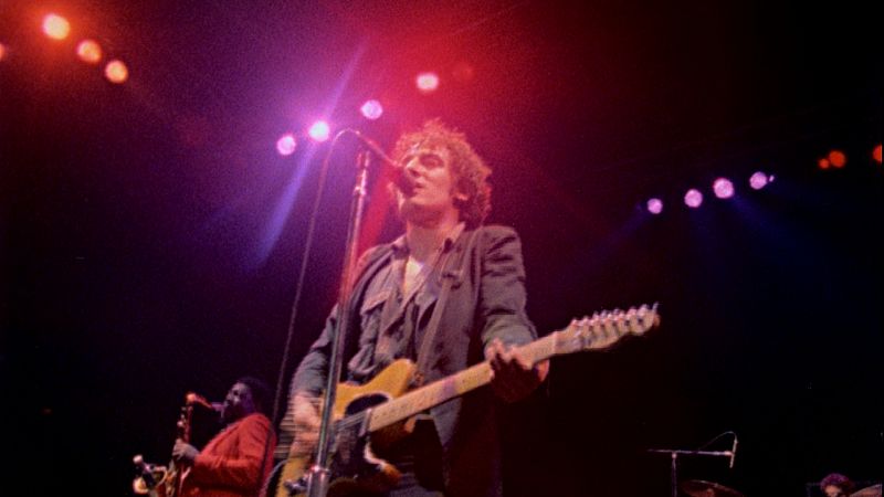 Plano desde abajo de Bruce Springsteen en  el concierto de Phoenix '78