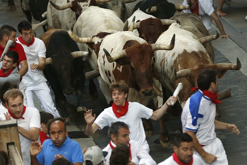 Los toros de la ganadería gaditana de Torrestrella han protagonizado hoy un quinto encierro rápido y emocionante