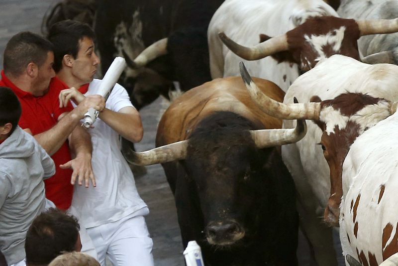 Momento de apuro de varios  mozos al paso de la manada de la ganadería de Torrestrella (Cádiz)