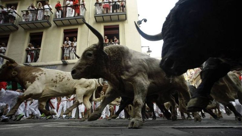 La manada de los de Torrestrella llega a la curva de Estafeta en un encierro limpio y emocionante