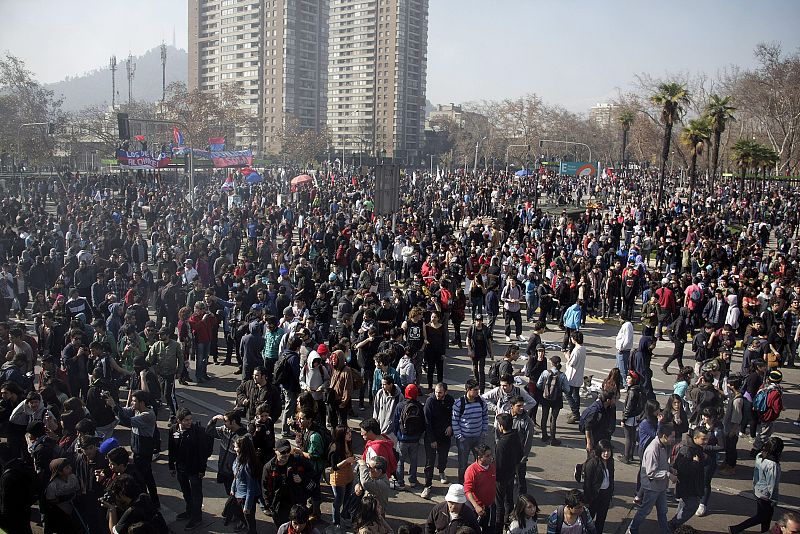 Miles de trabajadores se manifiestan durante una marcha en el marco del paro nacional convocado por la Central Unitaria de Trabajadores (CUT) en Santiago, Chile.