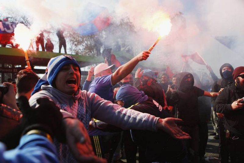 Algunos de los manifestantes encienden bengalas durante las protestas de la huelga nacional en Santiago, Chile