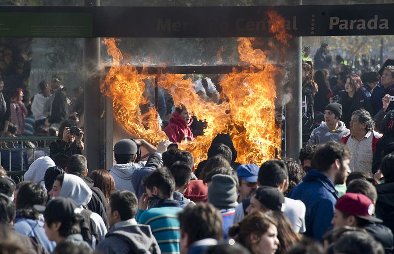 Los manifestantes han incendiado una marquesina de autobús durante las protestas en la jornada de huelga nacional en Santiago, Chile