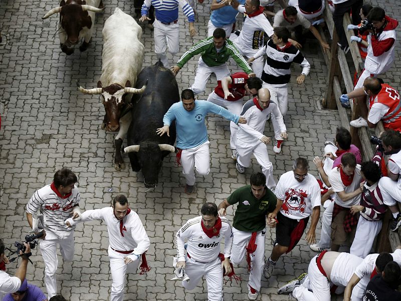 Los toros de la ganadería de El Pilar dejan un peligroso encierro con tres heridos por asta de toro y tres contusionados en San Fermín 2013