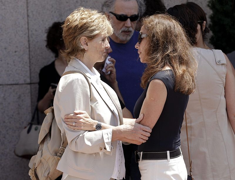 La periodista Mercedes Milá, y la cantante Ana Belén, conversan a las puertas del tanatorio de La Paz donde permanece instalada la capilla ardiente de Concha García Campoy.